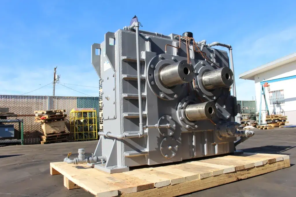 Industrial Lightnin-style mixer gearbox and top-entry agitator for heavy-duty mixing applications